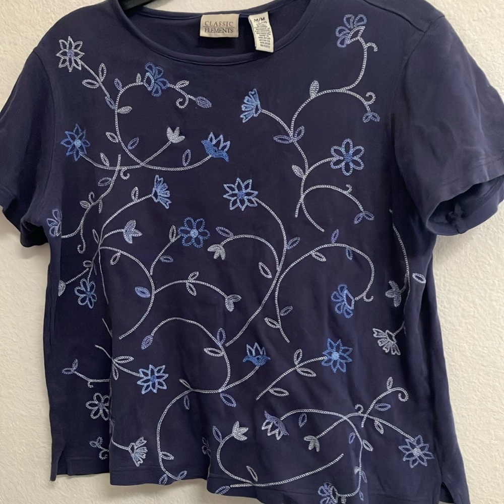 FINAL MARKDOWN Classic elements embroidered tee medium